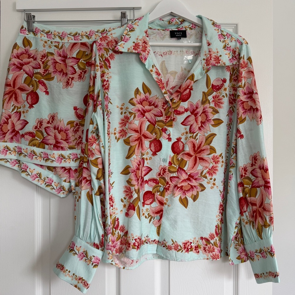 Vici 2 piece set size medium new